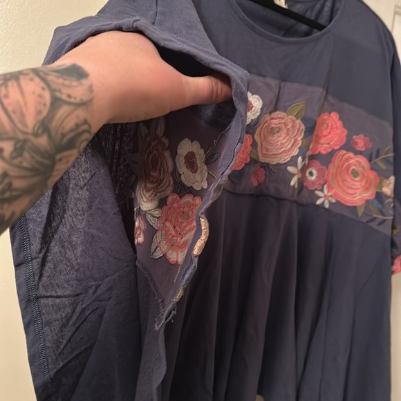 Cute oversized embroidered top - Picture 2 of 5